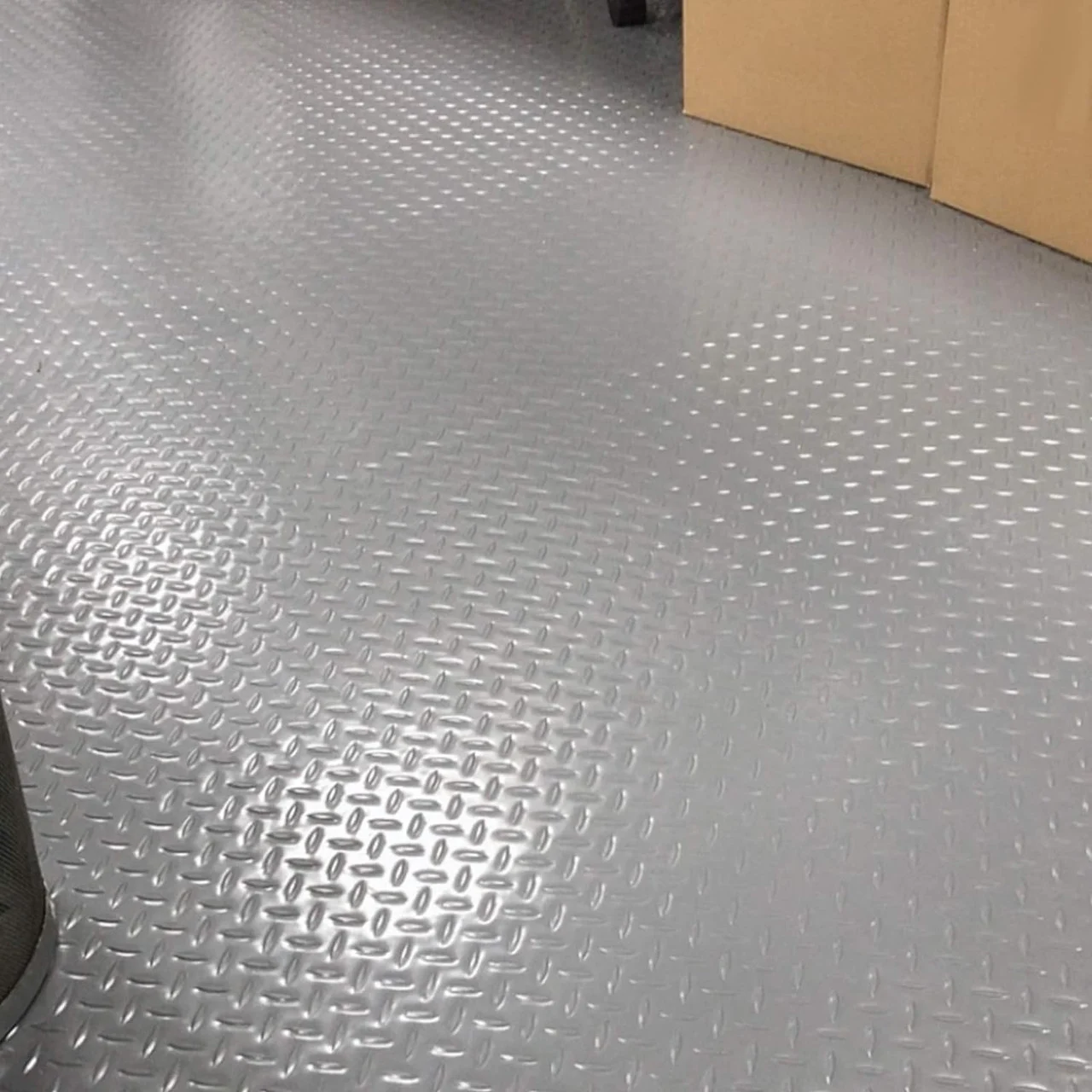 Garage Floor Mat 4.9x19ft Vinyl Garage Flooring Roll Anti-Slide Diamond Texture Silver Garage Mats for Under Car 93 sqft Covering Space DIY PVC Garage Floor Mat for Gyms Boats Car Trailer